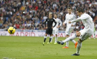 Cristiano scores Real Madrid's fifth from the penalty spot.