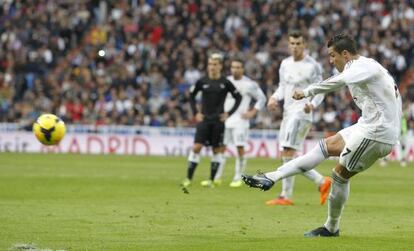 Cristiano scores Real Madrid&#039;s fifth from the penalty spot.