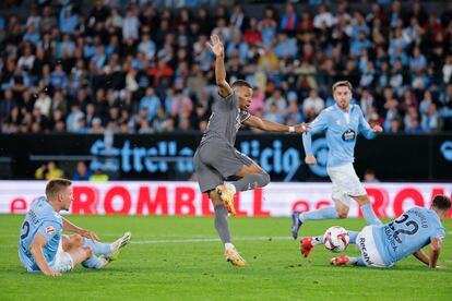 El delantero del Real Madrid Kylian Mbapp intenta un remate a portera durante el partido de este sbado ante el Celta de Vigo en Balados.