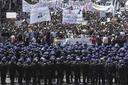 Un cordn de la polica antidisturbios hace frente a una multitud de estudiantes argelinos durante una manifestacin en Argelia (Argel).