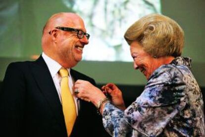 La reina Bestriz de Holanda condecoró a Han Nefkens con la Silver Carnation.