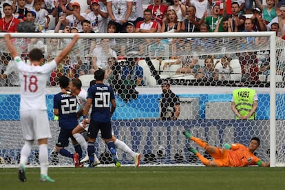 Jan Bednarek celebra gol da Polônia.