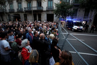 Cientos de personas, a las puertas de la Delegación del Gobierno en Cataluña, durante la protesta llevada a cabo contra la sentencia del 'procés'.