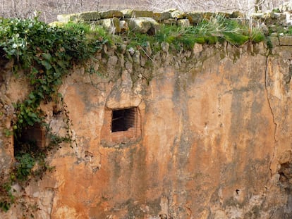 Dos huecos con orificios para el acceso de abejas a un horno de miel en la ermita de Nuestra Señora de la Calzada, en Brías (Soria).