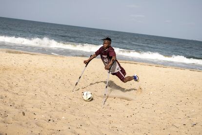 Un miembro de un equipo de fútbol de la Asociación Deportiva de Amputados de una Pierna patea el balón durante un entrenamiento en Freetown el 16 de abril de 2022. 