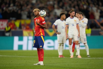 Lamine Yamal espera, ante algunos jugadores franceses, para lanzar un penalti durante la semifinal de la Liga de Naciones entre España y Francia en Stuttgart, Alemania.