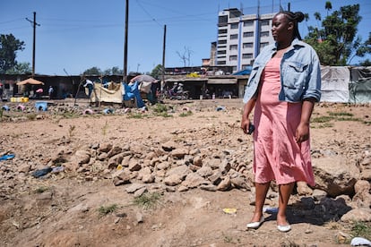 Tiffany Wanjiru (28 años) es investigadora en el Centro Social de Justicia de Mathare, donde lleva un año documentando violaciones del derecho a la vivienda. “Queremos asegurarnos de que los problemas que enfrentamos en Mathare estén respaldados por una investigación basada en evidencias”, explica. Su trabajo consiste en recoger datos, fotos y testimonios para que puedan utilizarse como pruebas legales. “Cuando vamos a los tribunales por desalojos, tenemos historias de vida reales”, dice. Recientemente, ha concluido un estudio sobre la gestión de tierras y el derecho a la vivienda, tras las demoliciones que tuvieron lugar el año pasado junto al río que atraviesa Mathare. “El presidente vino y dijo que las casas debían demolerse por estar cerca del río. Lo dijo por la mañana y por la tarde ya estaban las excavadoras”, denuncia el pasado 10 de junio desde el mismo lugar en el que se produjeron los desalojos. No hubo preaviso ni compensación. “Lo que llevabas puesto era lo único que te quedaba. Todo lo demás desapareció”. Aunque un tribunal falló a favor de las víctimas y ordenó compensaciones, “el Gobierno dijo que no tenía dinero”. Algunas personas siguen viviendo al raso: “Por la noche, si vienes aquí, hay gente durmiendo fuera. Beben para no sentir el frío”.