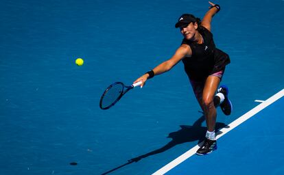 Muguruza devuelve de revés durante un partido en Australia, en enero.