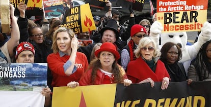 June Diane Raphael, Abigail Disney y Jane Fonda se manifiestan en EE UU por una energía más verde, en una imagen de archivo. 