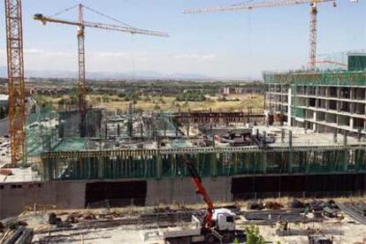 Obras de construcción del Centro de Deportes Acuáticos de Madrid, junto al estadio de La Peineta.