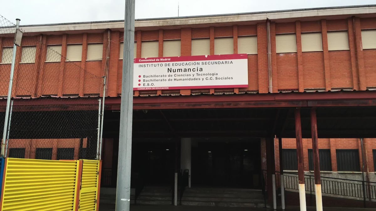 De Vallecas a la playa: un instituto recibe donaciones para financiar su viaje de fin de curso después de más una década sin poder hacerlo