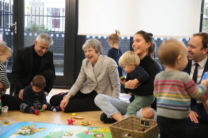 Theresa May se reúne con un grupo de padres durante una visita al centro de salud de Kentish Town, en Londres, el 22 de noviembre de 2018.