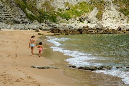 Antuerta has been eclipsed by its proximity to Langre (a regular on the Top Ten list). But this sumptuous little cove, which has a natural armor made of pristine cliffs and is accessible on foot via Cuberris beach, does not deserve to fall into oblivion. It is widely enjoyed by surfers, nudists and lovers of selfies.