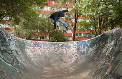 En la foto, Hazel Pichardo haciendo un 'backside air' en el conjunto habitacional de Tlatelolco. Leal explica que esta estructura para patinar está mal construida. Según él, en México DF hay "cientos" de pistas de 'skate' mal construidas, sin asesoramiento de 'skaters' expertos. "Se gastan dos millones de pesos en un parque y al final son impatinables. Nosotros no nos resignamos por eso a no patinarlos, sino que los acabamos patinando de las formas más raras".