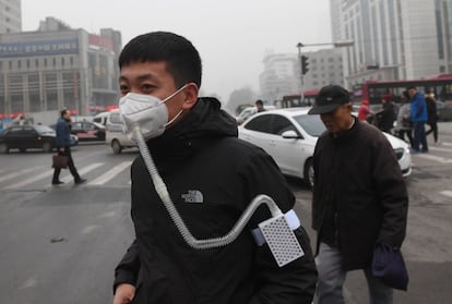 Un transeúnte lleva una mascarilla el 21 de diciembre de 2016 en Shijiazhuang (China).