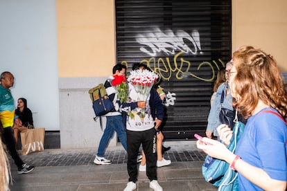 Un hombre vende flores en la Gran Vía.