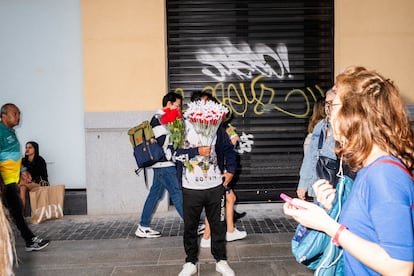 
Un hombre vende flores en la Gran Vía. 
