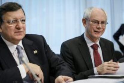 BR10 BRUSELAS (B&Eacute;LGICA) 20/03/2014.- El presidente de la Comisi&oacute;n Europea, Jose Manuel Durao Barroso (izq), y su hom&oacute;logo del Consejo Europeo, Herman Van Rompuy (dcha), conversan antes del comienzo de la tradicional cumbre social tripartita, en la que participan junto a los sindidcatos de la UE, y es previa a la cumbre europea de primavera, en Bruselas (B&eacute;lgica) hoy, jueves 20 de marzo de 2014. EFE/Olivier Hoslet