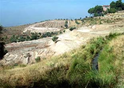 Vista desde la acequia de Aynadamar de las obras paralizadas en el trmino de Alfacar.