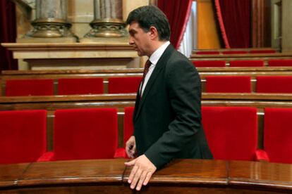 El lider de Solidaritat Catalana (SI) y ex presidente del FC. Barcelona, Joan Laporta Estruch, busca su escaño en el hemiciclo de Parlament de Cataluña que inicio esta mañana la sesión constitutiva de la IX Legislatura desde el restablecimiento de la democracia.