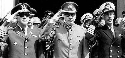 Pinochet se autoproclama jefe de la naci&oacute;n.
