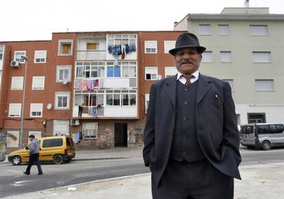 Antonio Mendoza, <i>El Trompo</i>, ante la vivienda de Aranjuez de la que va a ser desalojado.