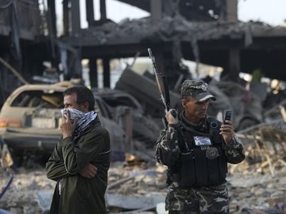 Miembros de las fuerzas de seguridad afgana inspeccionan los escombros tras el atentado. 