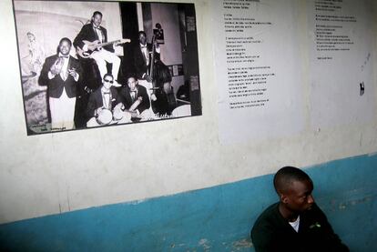 La exposición 'Mafalala blues' de Camila de Sousa, nieta del cineasta Camilo de Sousa, ilustre vecino del barrio, realiza un ejercicio de recuperación histórica, con el pasado de este suburbio como protagonista. Una excelente mezcla de fotografías y versos de Noémia de Sousa, tía de Camilla. En la imagen, una muestra expuesta en el bar do Lima