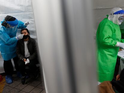 Una paciente se realiza una prueba rápida en el kiosko de detección en la estación de autobuses TAPO, en Ciudad de México.