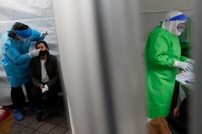 Una paciente se realiza una prueba rápida en el kiosko de detección en la estación de autobuses TAPO, en Ciudad de México.