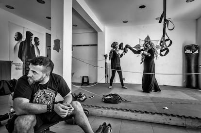 Hala y Zahraa entrenan en el modesto cuadrilátero del centro social.