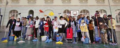 Padres y madres de alumnos del colegio Cervantes de Valencia limpian las instalaciones como protesta por los recortes el pasado 4 de febrero.