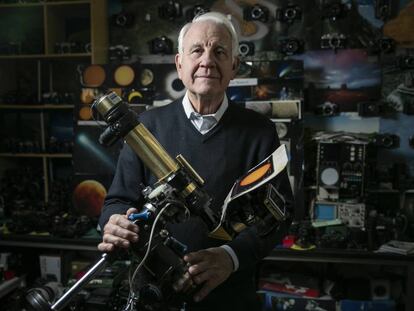 Antonio del Solar, astronomo aficionado, regenta una tienda de reparacion de camaras fotográficas en Madrid.