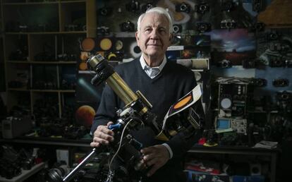 Antonio del Solar, astronomo aficionado, regenta una tienda de reparacion de camaras fotográficas en Madrid.