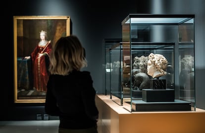 En el apartado 'El cuerpo divino' de la exposición de CaixaForum Madrid convive un 'madrazo' de Isabel la Católica con bustos de Julio César, Marco Antonio o Cleopatra.  