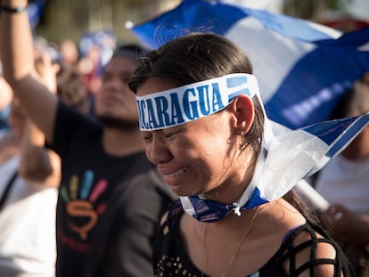 Una joven llora al escuchar el himno nacional de Nicaragua durante una protesta en abril de 2018, en Managua.