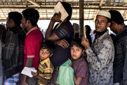 Fila de distribuição de alimentos e lenha nos campos de refugiados rohingyas em Cox’ s Bazar.