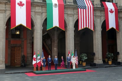 El presidente mexicano, Andrés Manuel López Obrador, ha recibido este martes al presidente estadounidense, Joe Biden, y al primer ministro canadiense, Justin Trudeau, para hablar sobre temas de migración, economía y política regional. En la imagen, los mandatarios y sus esposas posan para una fotografía antes del arranque de la Cumbre. 