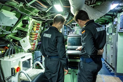 Dos oficiales de la Armada pertenecientes a la dotación del submarino, en el interior de una de las cámaras del 'Isaac Peral'.