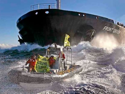 Greenpeace ante  un buque con 153.000 toneladas de carbón