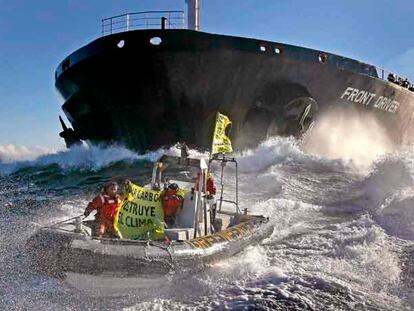 Greenpeace ante un buque con 153.000 toneladas de carbón