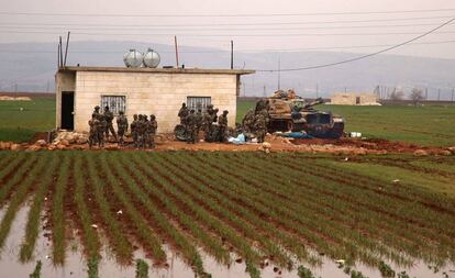 Militares turcos, ayer, en las afueras del pueblo de Al Jinah, en la provincia de Alepo