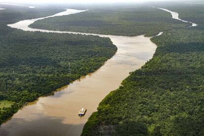 Un ferri surca las aguas del Amazonas cerca de la ciudad brasileña de Belém.