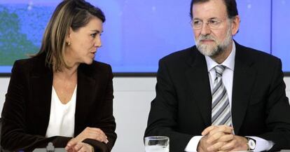 El presidente electo del Gobierno, Mariano Rajoy, junto a la secretaria general del partido, Dolores de Cospedal, esta mañana.