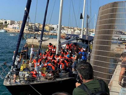 Llegada del velero 'Alex' a Lampedusa, el pasado sábado.