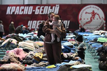 Centro de acogida temporal para refugiados ucranios en una escuela deportiva en la ciudad rusa de Taganrog, el pasado marzo.