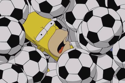 Homer Simpson, el padre de familia, aplastado por unos balones.