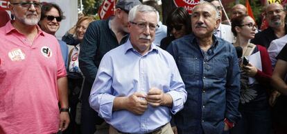 Los secretarios generales de UGT, Pepe Álvarez Suárez (derecha) y CCOO Ignacio Fernández Toxo durante una protesta por el TTIP.