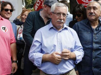 Los secretarios generales de UGT, Pepe Álvarez Suárez (derecha) y CCOO Ignacio Fernández Toxo durante una protesta por el TTIP.