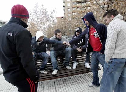 Luis Ortiz, en el centro, junto a otros jóvenes en un parque de Alcorcón.